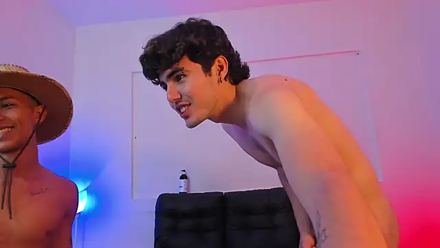 Snapshot of interracial_wallen chatting on January 24, 2025, 5:10 am interracial wallen online show from January 24, 2025, 5:10 am