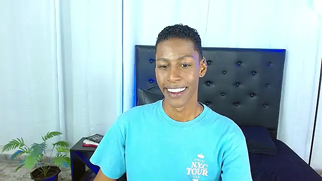 Snapshot of maiki18_ chatting on March 12, 2026, 9:32 pm maiki18 online show from March 12, 2026, 9:32 pm