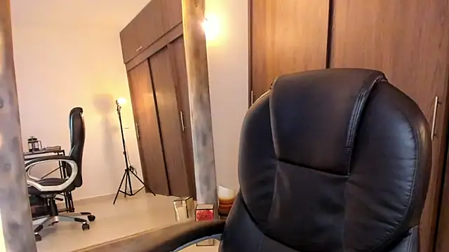 Snapshot of alikahouston4 chatting on March 6, 2025, 8:19 am alikahouston4 online show from March 6, 2025, 8:19 am