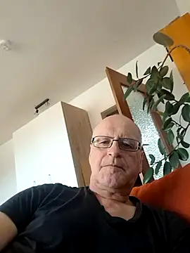 Snapshot of Milkasahne64 chatting on October 18, 2025, 8:37 am Milkasahne64 online show from October 18, 2025, 8:37 am