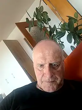 Snapshot of Milkasahne64 chatting on October 28, 2025, 9:57 am Milkasahne64 online show from October 28, 2025, 9:57 am