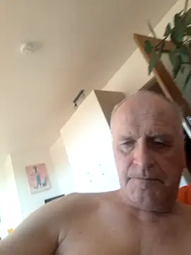 Snapshot of Milkasahne64 chatting on November 7, 2025, 11:32 am Milkasahne64 online show from November 7, 2025, 11:32 am