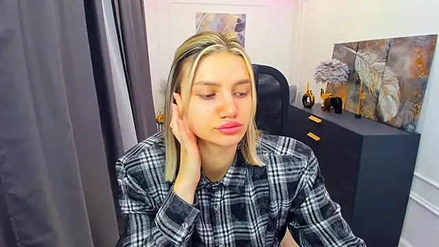 SelenaeMoore online show from April 25, 2026, 3:42 am