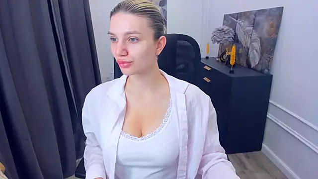 Snapshot of SelenaeMoore chatting on May 23, 2026, 3:45 am SelenaeMoore online show from May 23, 2026, 3:45 am
