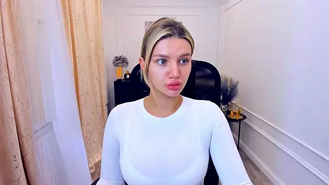 Snapshot of SelenaeMoore chatting on June 5, 2026, 3:46 am SelenaeMoore online show from June 5, 2026, 3:46 am