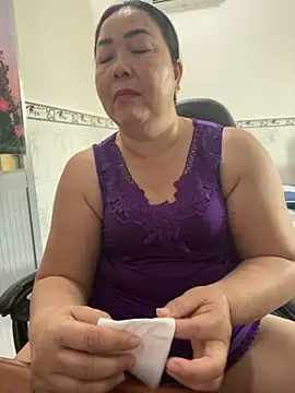 Snapshot of NDith chatting on December 3, 2025, 8:56 am NDith online show from December 3, 2025, 8:56 am