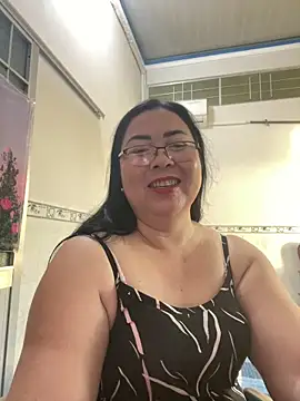 Snapshot of NDith chatting on December 4, 2025, 11:35 pm NDith online show from December 4, 2025, 11:35 pm