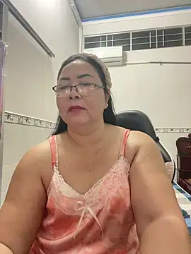 Snapshot of NDith chatting on December 5, 2025, 1:42 pm NDith online show from December 5, 2025, 1:42 pm