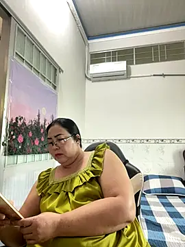 Snapshot of NDith chatting on December 15, 2025, 9:35 am NDith online show from December 15, 2025, 9:35 am