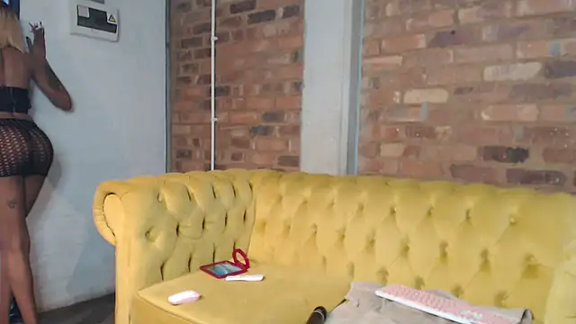 Snapshot of Kylie_Hairy_Bbc chatting on September 18, 2025, 2:52 pm Kylie Hairy Bbc online show from September 18, 2025, 2:52 pm