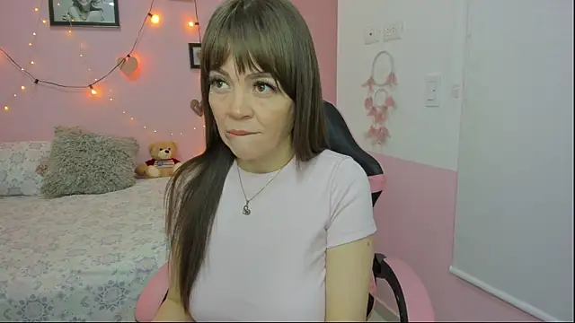 Snapshot of emilyharrix chatting on April 19, 2026, 9:28 pm emilyharrix online show from April 19, 2026, 9:28 pm