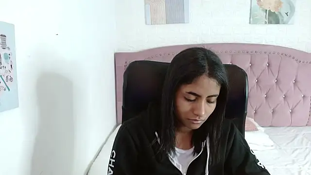 shaneelle online show from September 15, 2025, 3:06 am