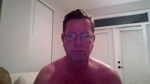 Goldenbear3111 online show from April 16, 2026, 3:40 am