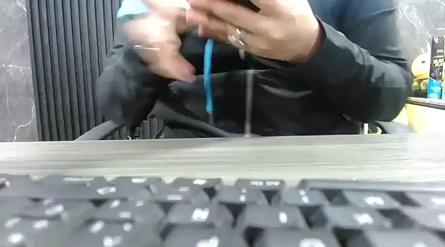 Snapshot of Miel_canela chatting on March 4, 2025, 2:49 am Miel canela online show from March 4, 2025, 2:49 am