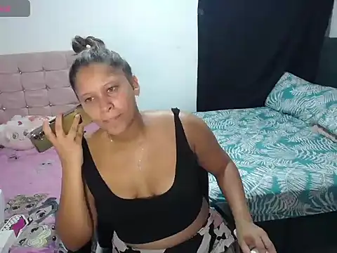 Snapshot of Miel_canela chatting on October 7, 2025, 9:23 pm Miel canela online show from October 7, 2025, 9:23 pm