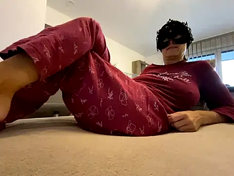 Snapshot of Marilou1983 chatting on October 12, 2025, 6:23 am Marilou1983 online show from October 12, 2025, 6:23 am