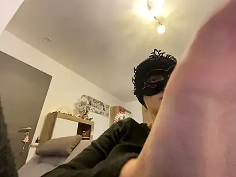 Snapshot of Marilou1983 chatting on December 2, 2025, 9:32 pm Marilou1983 online show from December 2, 2025, 9:32 pm