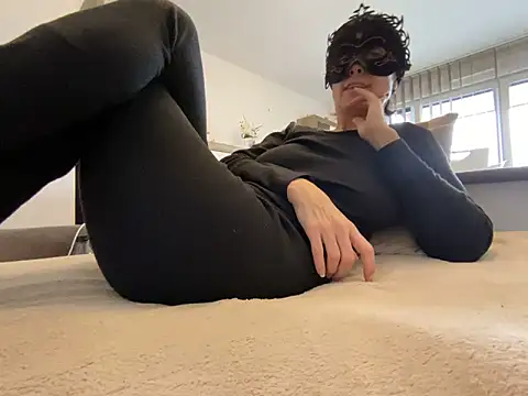 Snapshot of Marilou1983 chatting on February 17, 2026, 10:12 am Marilou1983 online show from February 17, 2026, 10:12 am