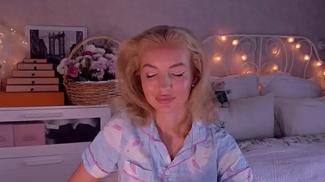 Snapshot of aestetick chatting on October 17, 2025, 7:00 am aestetick online show from October 17, 2025, 7:00 am