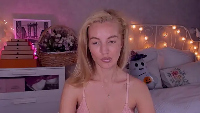 Snapshot of aestetick chatting on October 26, 2025, 10:21 am aestetick online show from October 26, 2025, 10:21 am