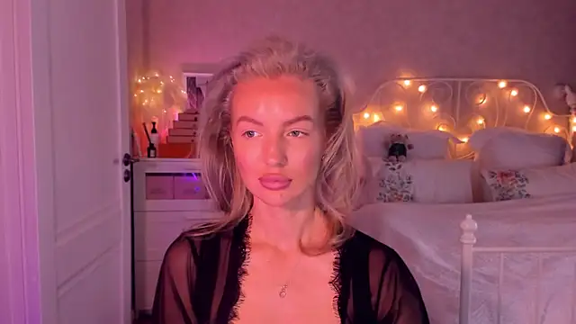 Snapshot of aestetick chatting on November 17, 2025, 8:20 am aestetick online show from November 17, 2025, 8:20 am