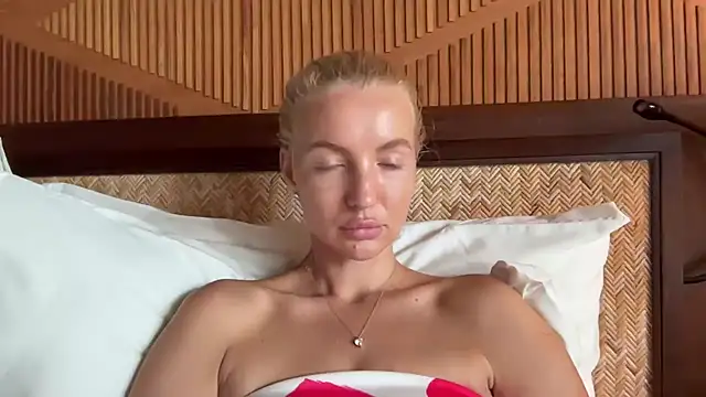 Snapshot of aestetick chatting on December 2, 2025, 7:47 am aestetick online show from December 2, 2025, 7:47 am