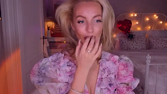 aestetick online show from March 8, 2026, 9:02 am