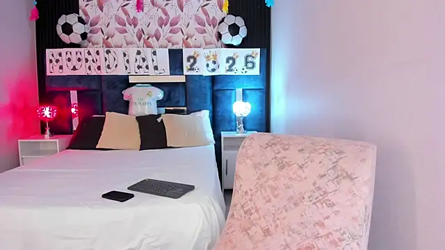 Snapshot of AmmyJones_ chatting on June 17, 2026, 7:04 pm AmmyJones online show from June 17, 2026, 7:04 pm