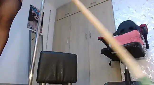 Snapshot of PaulinaRubio_ chatting on January 6, 2025, 10:15 pm PaulinaRubio online show from January 6, 2025, 10:15 pm