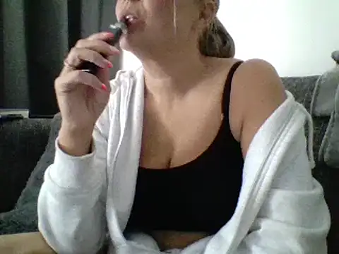 Snapshot of scrummymummy2 chatting on September 23, 2025, 12:08 pm scrummymummy2 online show from September 23, 2025, 12:08 pm