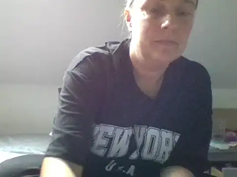 Snapshot of scrummymummy2 chatting on October 7, 2025, 9:28 am scrummymummy2 online show from October 7, 2025, 9:28 am