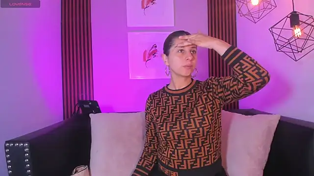 Nahiajhonson  online show from November 25, 2025, 1:00 pm