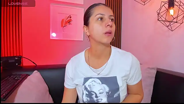 Nahiajhonson  online show from February 18, 2026, 12:12 pm