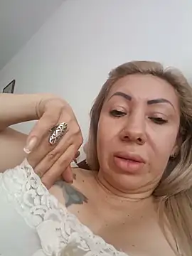Snapshot of coral_smitth chatting on May 13, 2026, 1:52 pm coral smitth online show from May 13, 2026, 1:52 pm