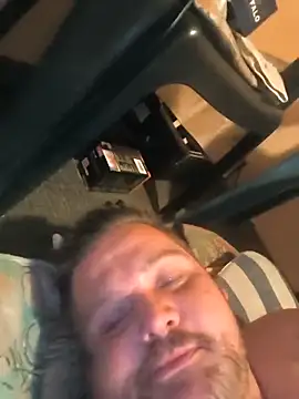 Snapshot of Ronny2510 chatting on November 3, 2025, 9:27 pm Ronny2510 online show from November 3, 2025, 9:27 pm