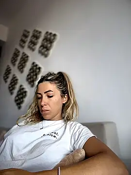 RaquelleDevon online show from July 8, 2026, 8:52 am