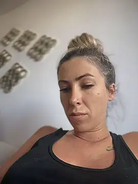 RaquelleDevon online show from August 1, 2026, 1:21 pm