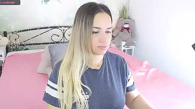 Snapshot of MilenaMiler_X chatting on March 22, 2025, 5:39 am MilenaMiler X online show from March 22, 2025, 5:39 am