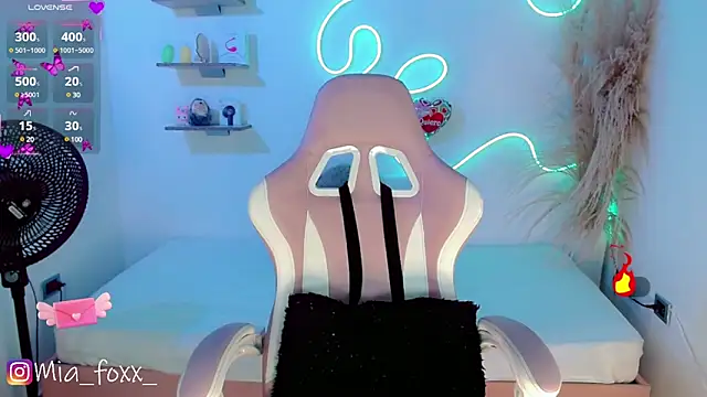 Snapshot of Mia_foxx_ chatting on February 26, 2025, 12:05 am Mia foxx online show from February 26, 2025, 12:05 am