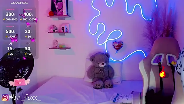 Snapshot of Mia_foxx_ chatting on March 12, 2025, 9:03 pm Mia foxx online show from March 12, 2025, 9:03 pm