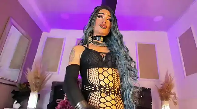 Snapshot of queen_satin chatting on March 11, 2025, 7:04 am queen satin online show from March 11, 2025, 7:04 am