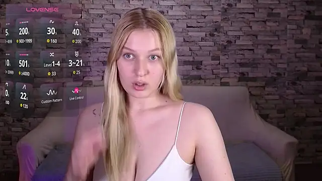 EmiliaDuchess online show from April 12, 2026, 2:22 pm