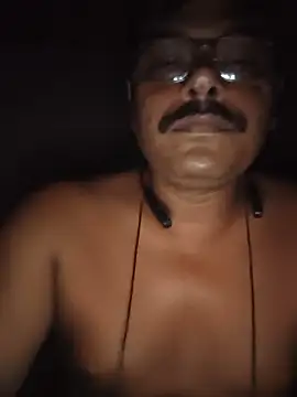 Snapshot of Srmotrs chatting on July 28, 2026, 7:39 pm Srmotrs online show from July 28, 2026, 7:39 pm