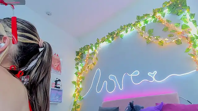 Snapshot of YouliteSllut2 chatting on December 7, 2024, 4:31 am YouliteSllut2 online show from December 7, 2024, 4:31 am