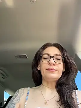 Snapshot of BeautifulMesss chatting on June 15, 2026, 3:58 pm BeautifulMesss online show from June 15, 2026, 3:58 pm