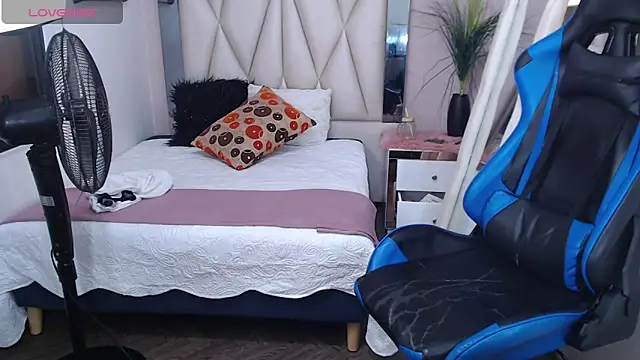 Snapshot of Backsex_boy chatting on February 21, 2025, 3:32 pm Backsex boy online show from February 21, 2025, 3:32 pm