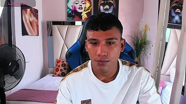 Snapshot of Backsex_boy chatting on February 26, 2025, 4:14 pm Backsex boy online show from February 26, 2025, 4:14 pm