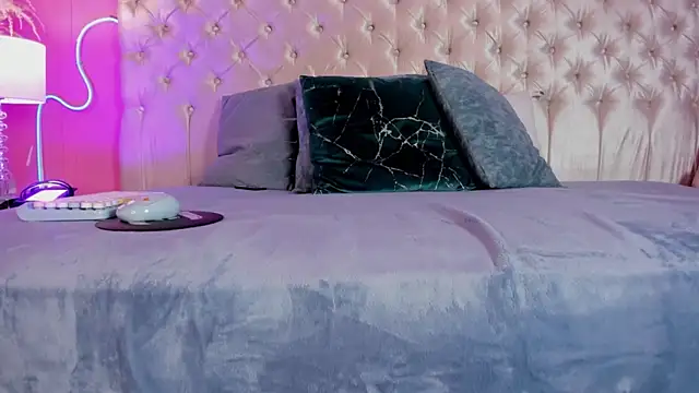 Julieta Cortes   online show from December 22, 2025, 12:02 pm