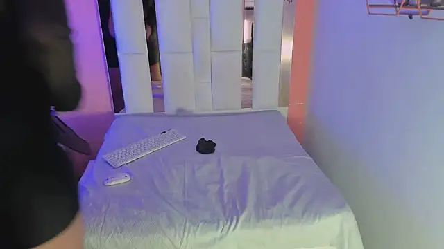 Alanna hot3 online show from December 19, 2025, 7:43 pm