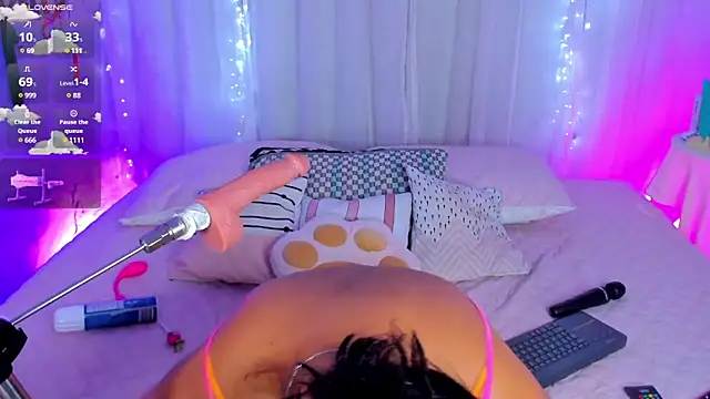 Snapshot of CuteRomi chatting on December 18, 2024, 10:19 am CuteRomi online show from December 18, 2024, 10:19 am